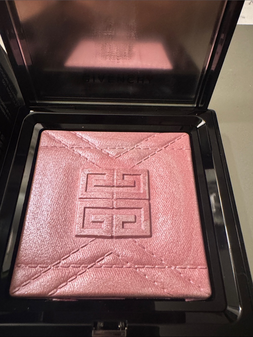 Givenchy Prisme Libre Highlighter Powder — Black & Silver Box - Picture 7 of 7